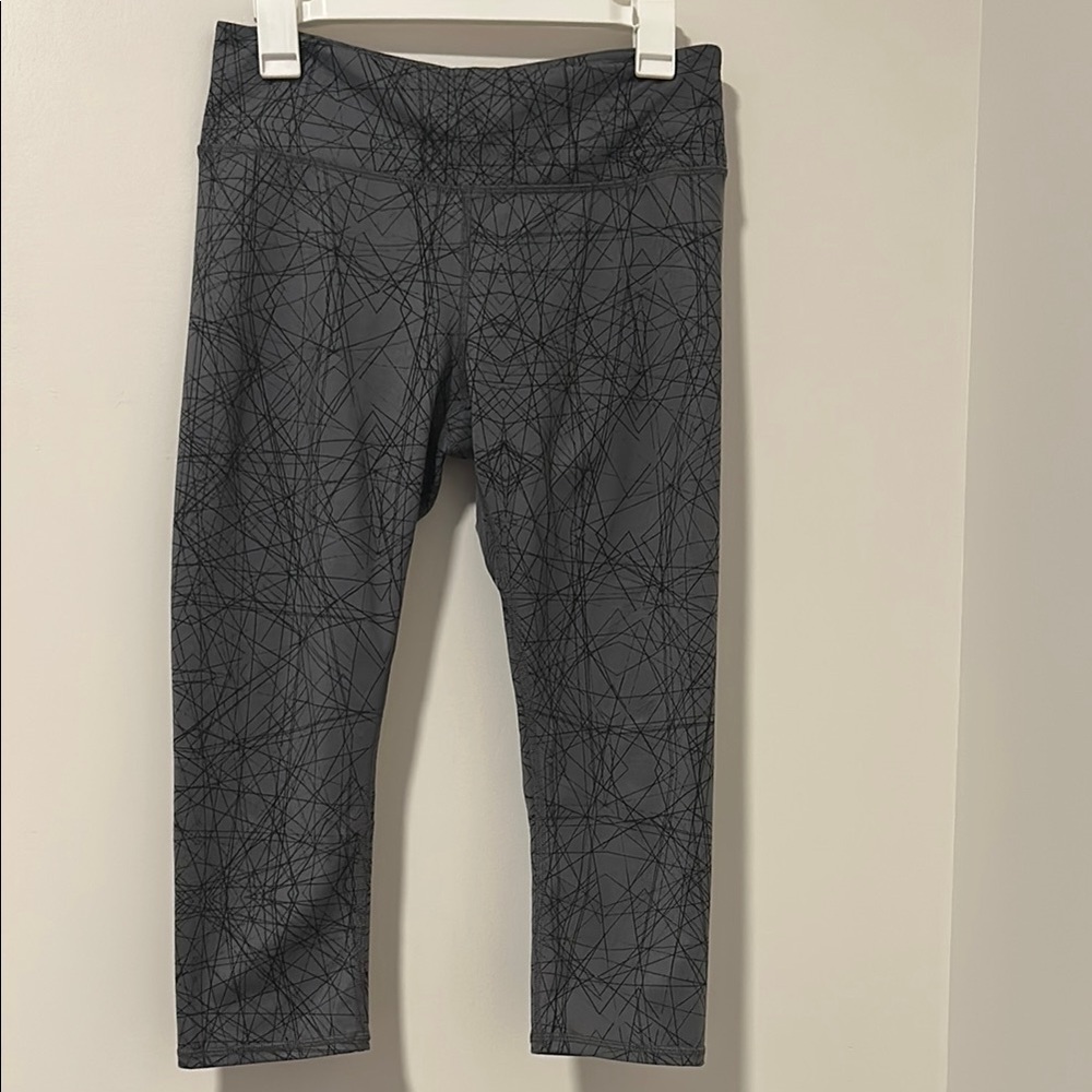 Alo Gray and Black Cropped Leggings Inseam 19 Size Medium